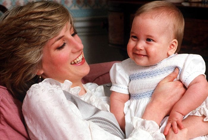 Diana de Gales con el príncipe Guillermo de bebé