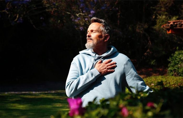 Miguel Bosé en su jardín