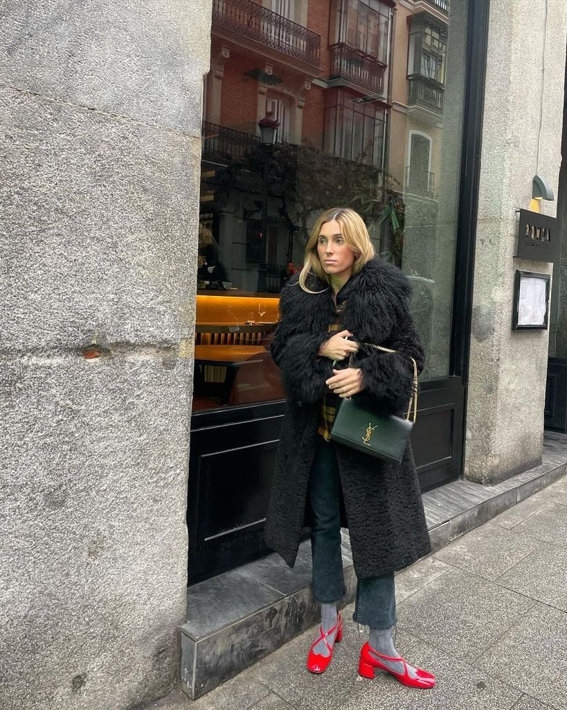 La influencer Claudia Parrast con abrigo, vaqueros y Mary Janes