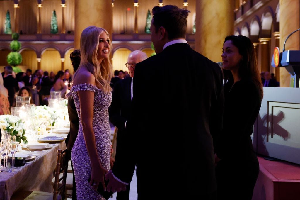 Ivanka Trump salud a Elon Musk en la cena a la luz de las velas celebrada en Washington un día antes de la toma de posesión de Donald Trump