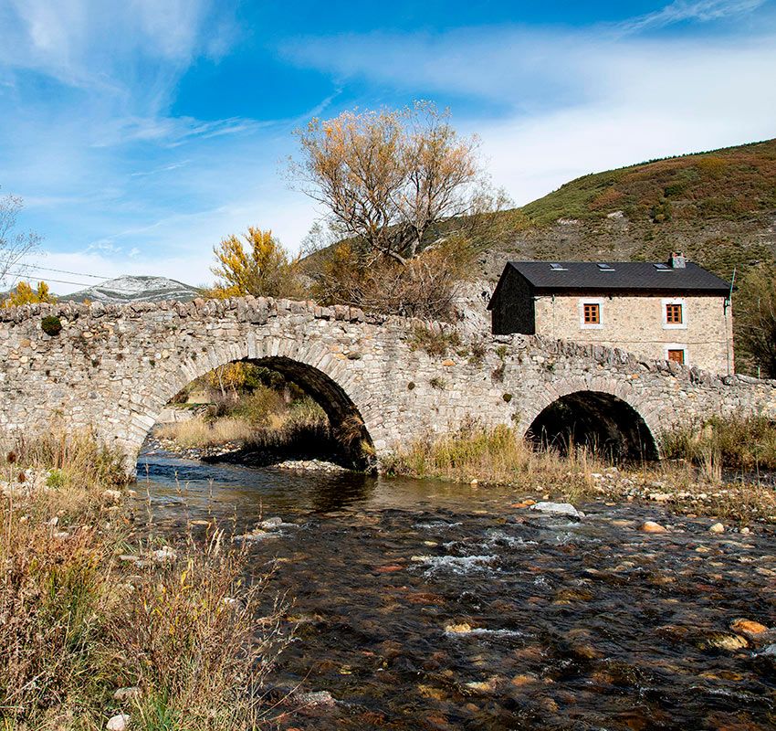 Puente sobre el río Curueño, León