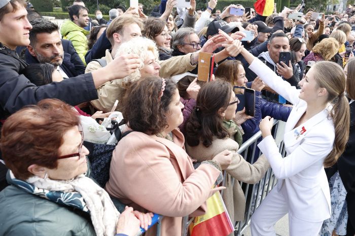 Leonor de Borbón saludando fuera del Palacio Real