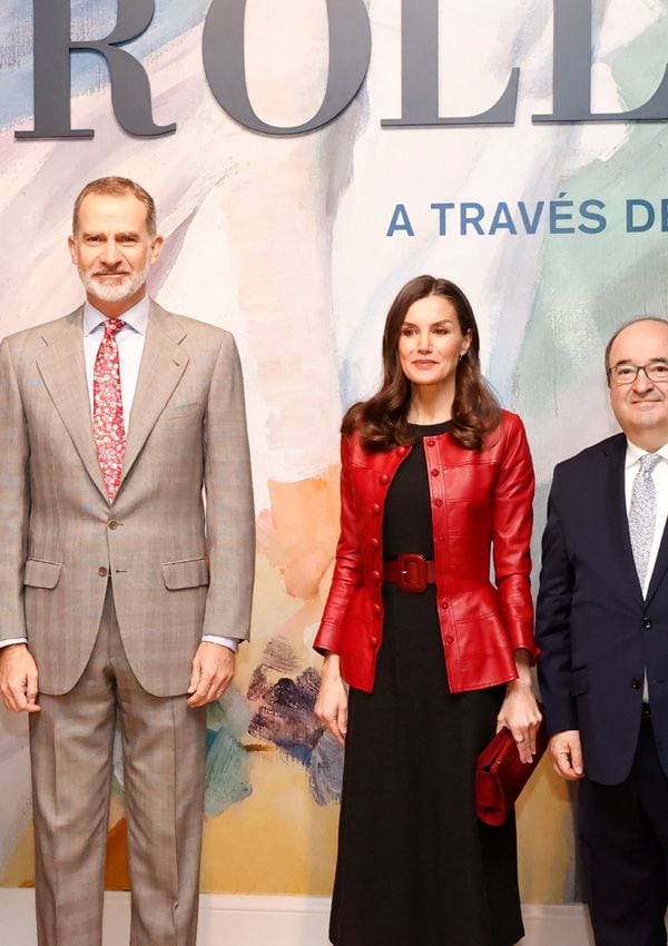 La reina Letizia rescata su chaqueta de cuero rojo con vestido de Mango