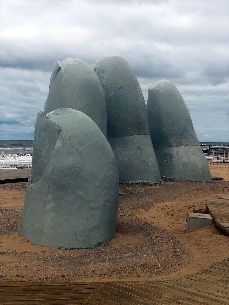 uruguay-punta-del-este-escultura-mano-