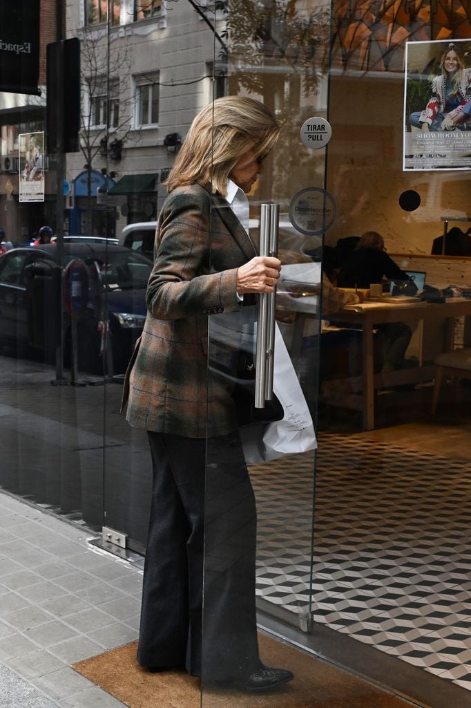 Cari Lapique entrando a su oficina