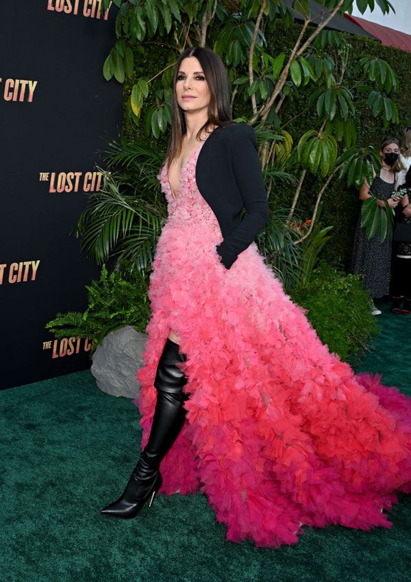 Sandra Bullock con vestizado... y botas infinitas de cuero!