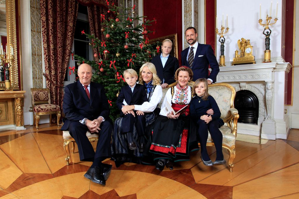 Harald de Noruega con sus nietos y Marius Borg