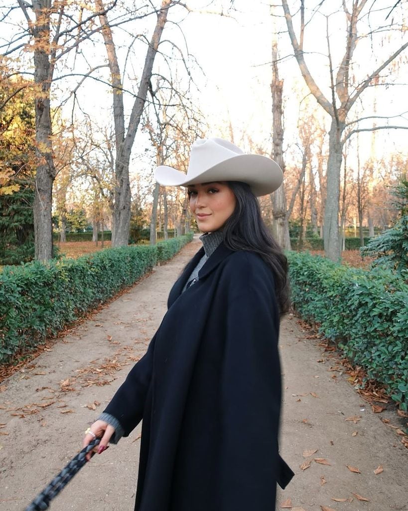 Ale Capetillo dando lecciones de estilo durante un paseo por El Retiro en Madrid. 