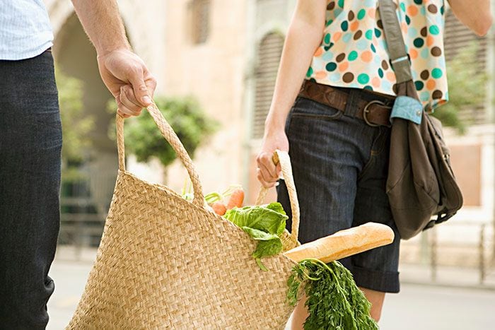 pareja lleva la cesta de la compra