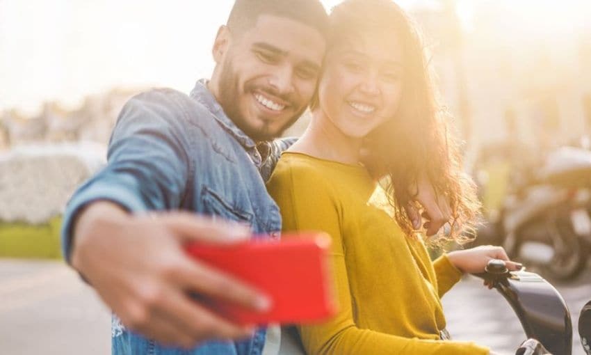 Una pareja joven se hace un selfie 