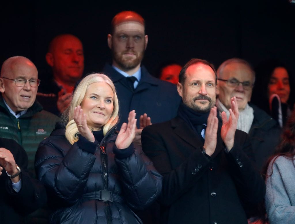 Haakon y Mette-Marit de Noruega viendo un partido de fútbol