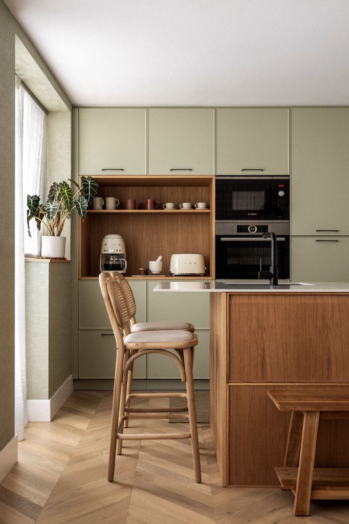 Cocina en verde y madera