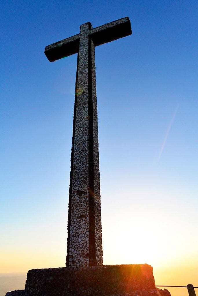 Cruz alta en el bosque de Bussaco, Luso, Portugal