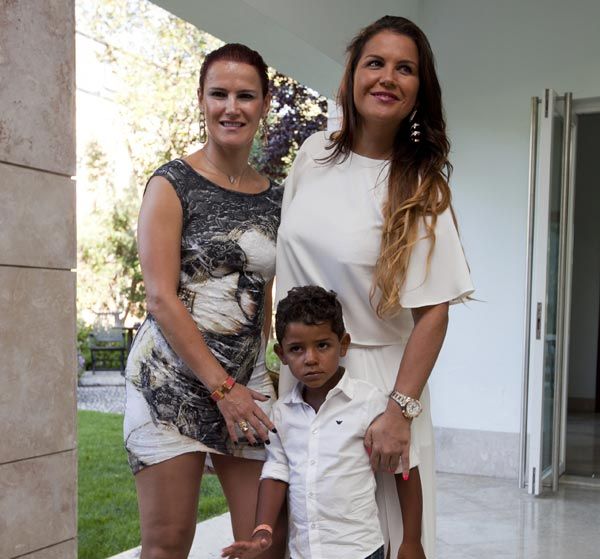 Elma, a la izquierda, y Katia, a su lado, con el hijo de Cristiano al que Irina trataba como un hijo
