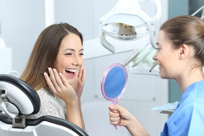 mujer en el dentista