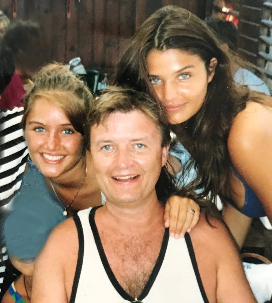 Helena Christensen con su hermana Anita y su padre