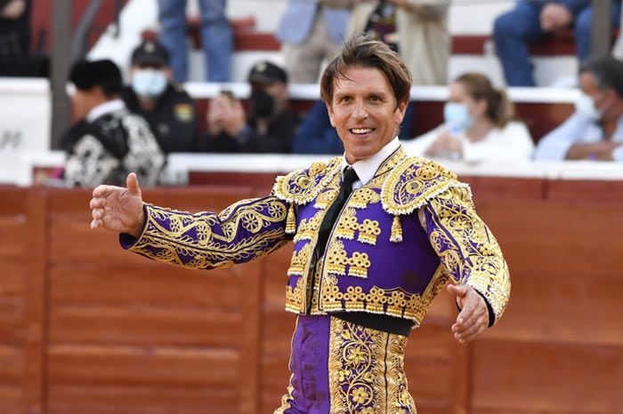 Alba Díaz y Virginia Troconis apoyan a Manuel Díaz 'El cordobés' al vovler a los ruedos