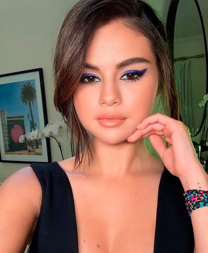 selena-gomez-liner-azul