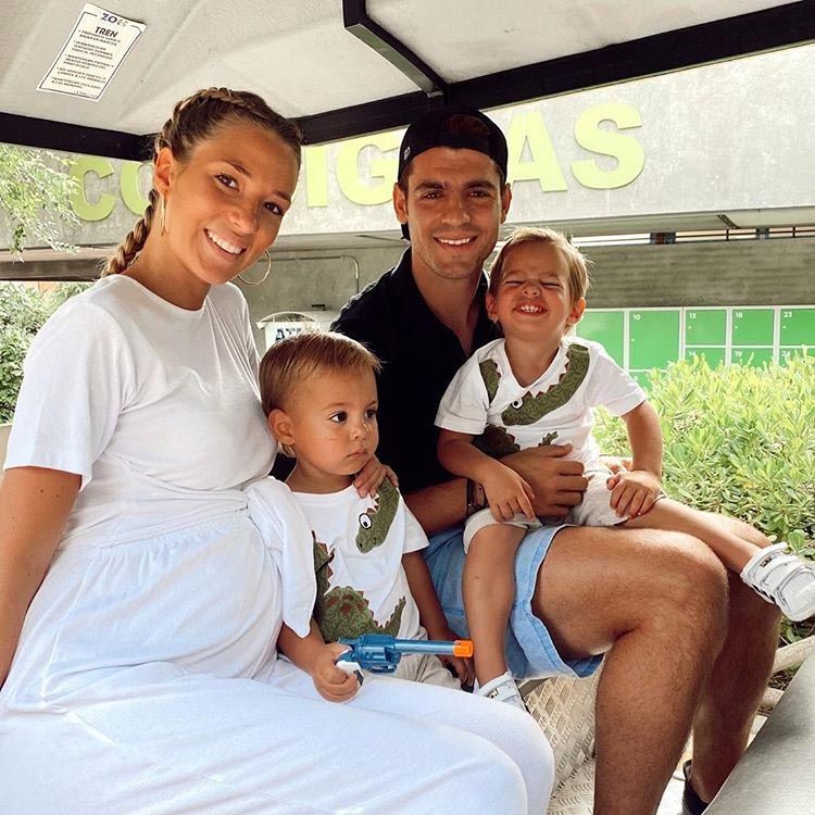 Alice Campello y Álvaro Morata con sus hijos