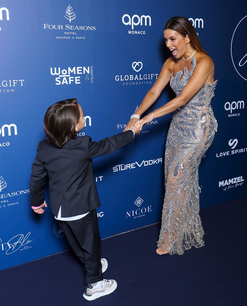 Eva Longoria con su hijo Santi en la "Global Gift Gala" en Paris el 5 de octubre de 2024