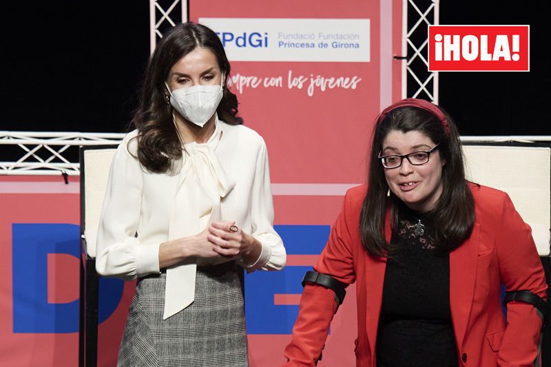 Doña Letizia con la ganadora del Premio Princesa de Girona