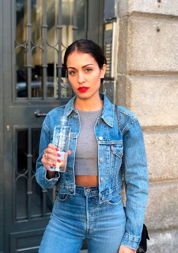 Hiba Abouk con look doble 'denim'