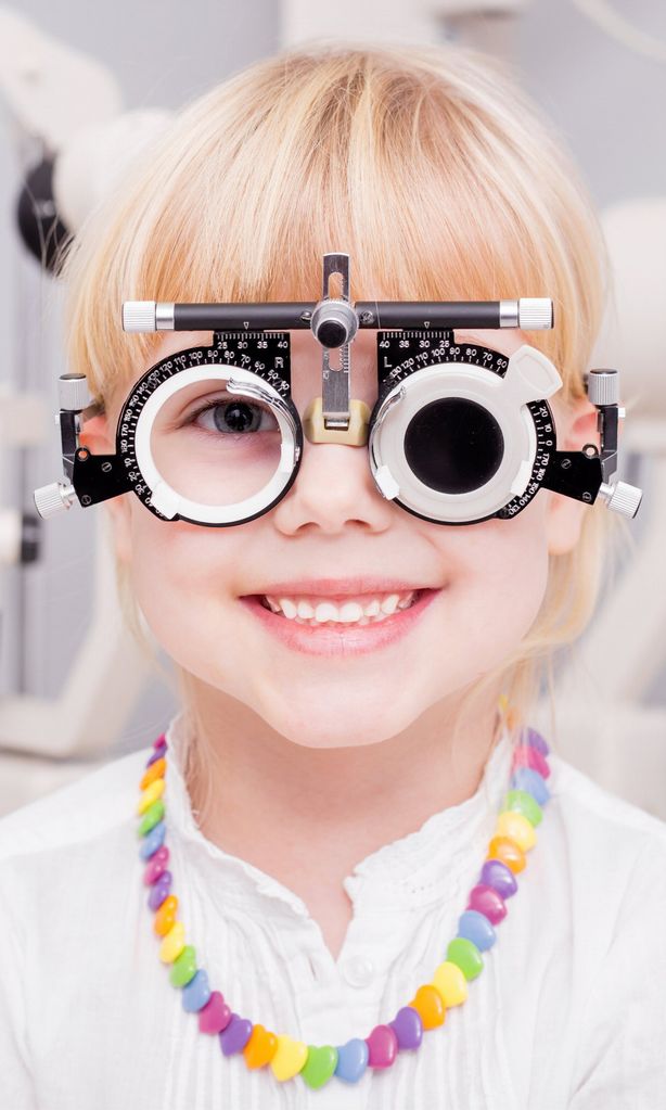 Niño con gafas en la consulta del oftalmólogo u óptico.