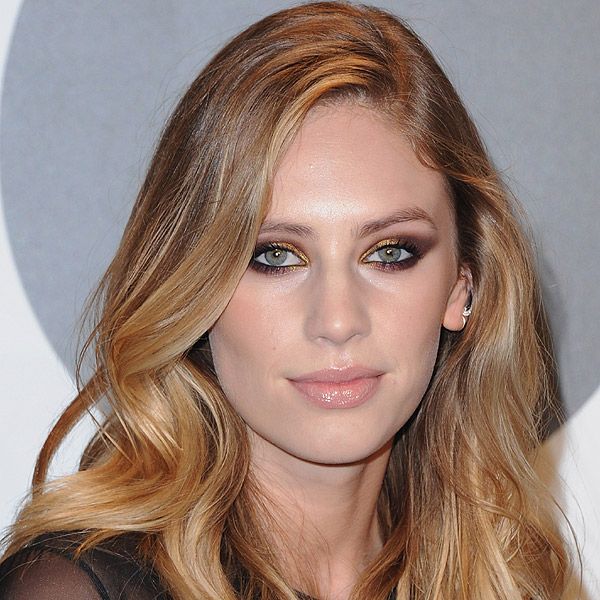 Nos encanta la paleta oro y tonos tierra con los que Dylan Penn maquilla sus ojos consiguiendo una mirada llena de fuerza. Además, para no restarle protagonismo a sus ojos, recurre a un bonito labial nude
