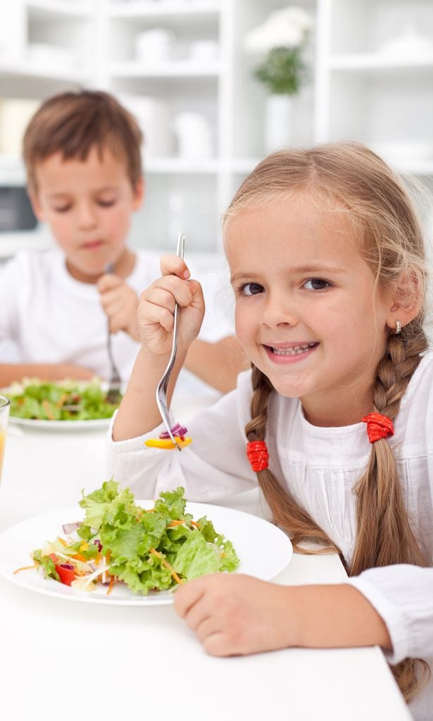 Niños comiendo ensalada