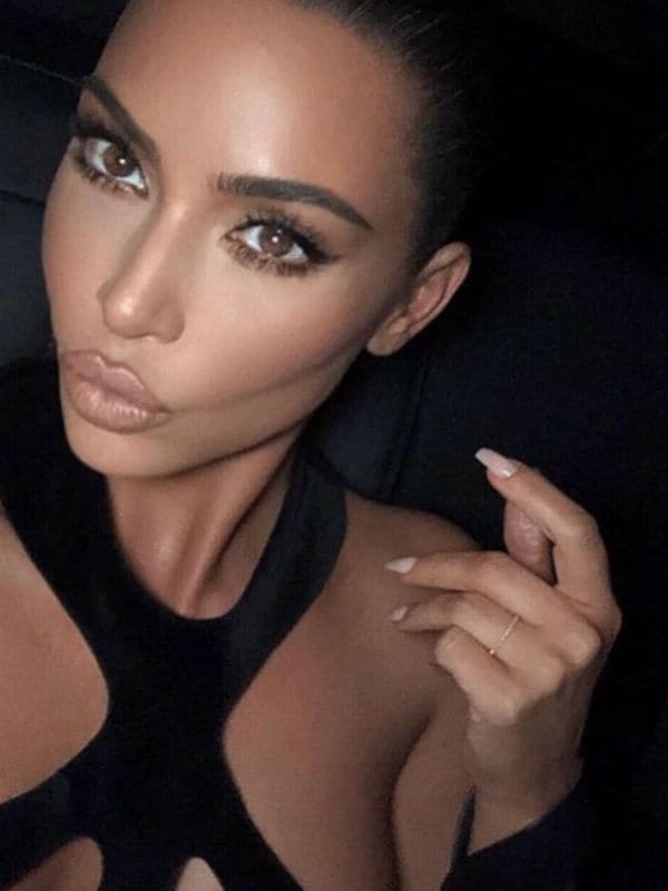 Kim Kardashian con rostro perfilado y afinado gracias al contouring