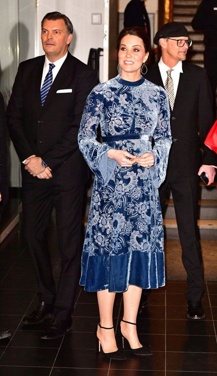 Kate Middleton con vestido azul de flores de la firma Erdem