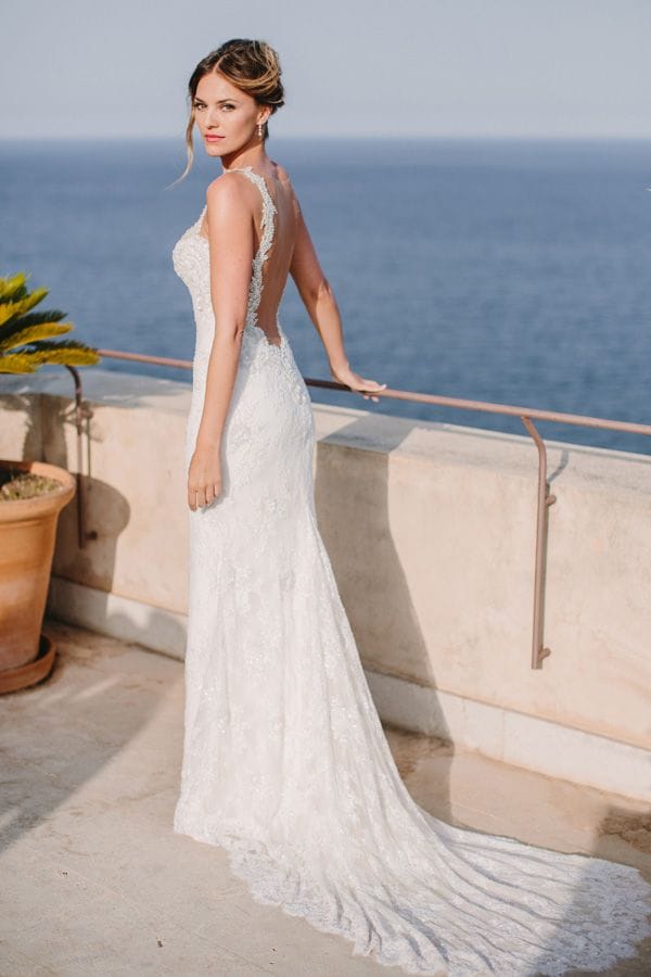 La novia esta bellísima con un precioso vestido diseñado mano a mano con Rosa Clará. Según ha escrito la propia diseñadora en su cuenta personal de Instagram, "Helen lució para la ceremonia un vestido de chantilly francés, corte sirena y una espectacular espalda al aire". Para el banquete y la fiesta posterior lució otro vestido, también firmado por Rosa Clará ©Pablo Béglez
