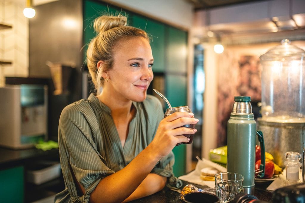 mujer joven tomando yerba mate