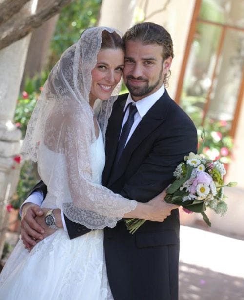 "El dia de nuestra boda. Emocionados, rodeados de familia, amigos, felicidad. Un beso fuerte a todos desde Taormina", escribía Raquel en Twitter el 22 de junio de 2012, compartiendo así su felicidad y esta romántica instantánea de su boda con Mario Biondo
