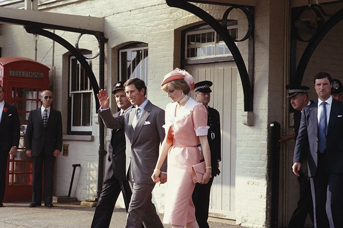 Diana de Gales con un conjunto rosa en su luna de miel