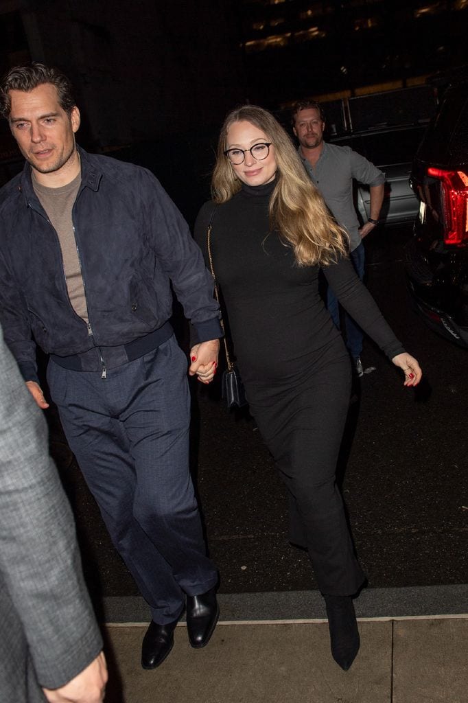 Henry Cavill y Natalie Viscuso paseando por las calles de Nueva York el 14 de abril de 2024. 