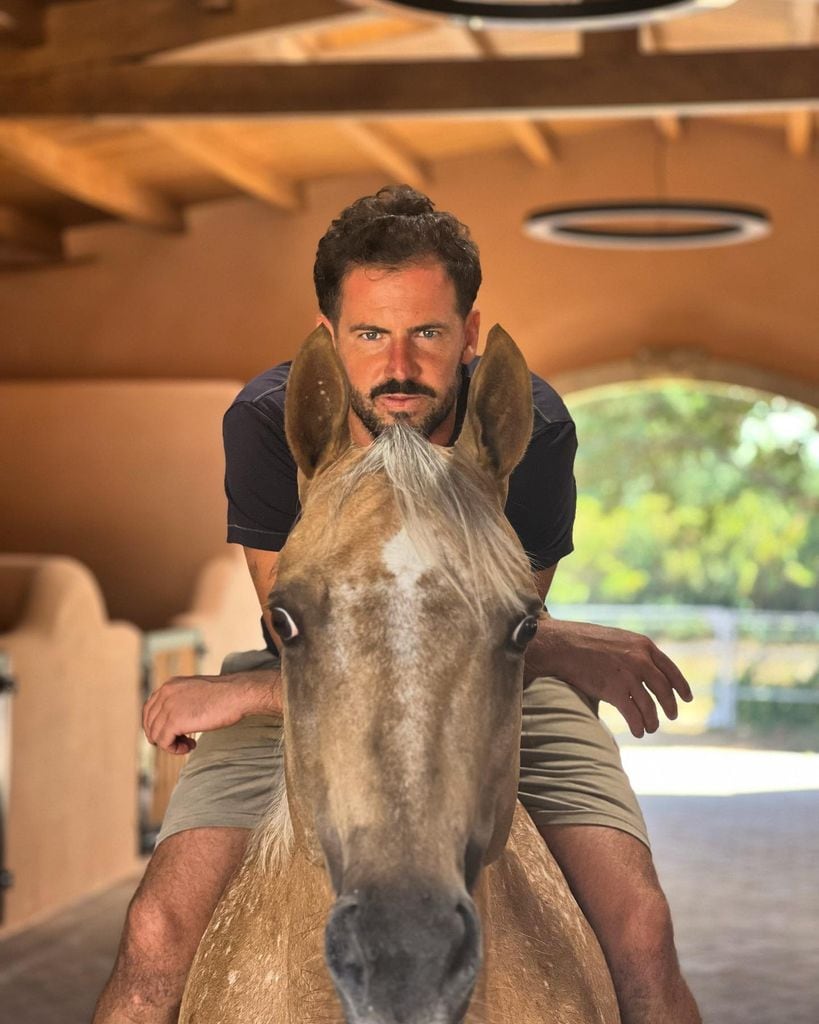 El domador Santi Serra con uno de sus caballos