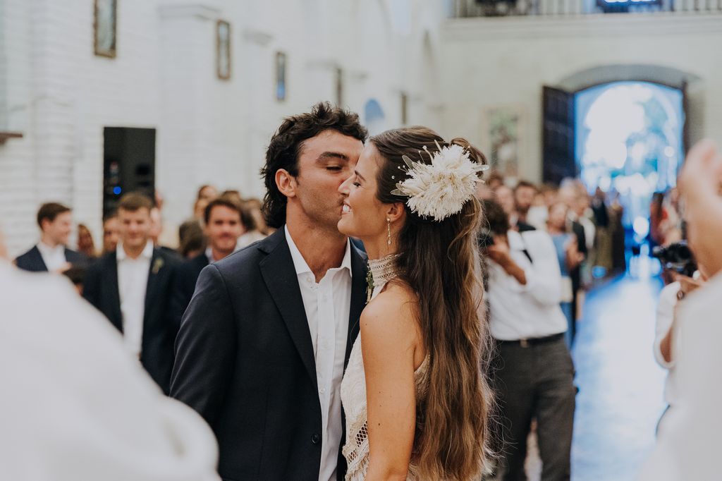 La boda en Uruguay de Margarita y Bautista flor en el pelo