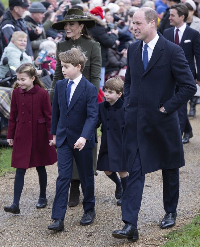 Los príncipes de Gales y sus hijos en la misa de Navidad