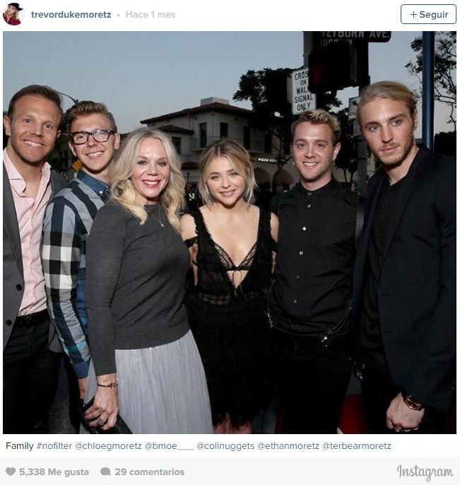 La familia de Chloe Moretz. De izquierda a derecha sus hermanos Brandon e Ethan, su madre Terri, Colin y Trevor
