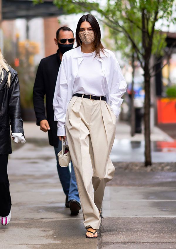 Kendall Jenner con camisa, camiseta blanca y pantalón sastre de The Row