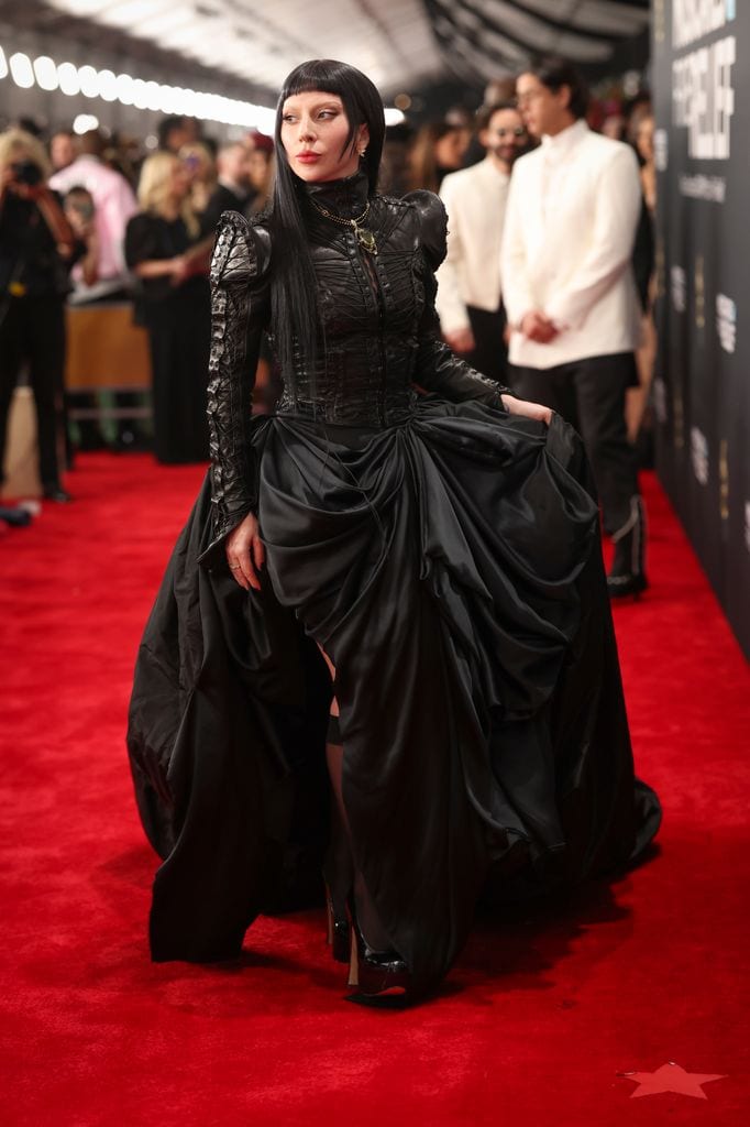 Lady Gaga apostó por un vestido con aires góticos de Vivienne Westwood para los Grammys 205