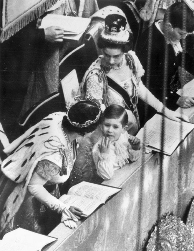 Carlos de Inglaterra en la coronación de su madre, Isabel II 