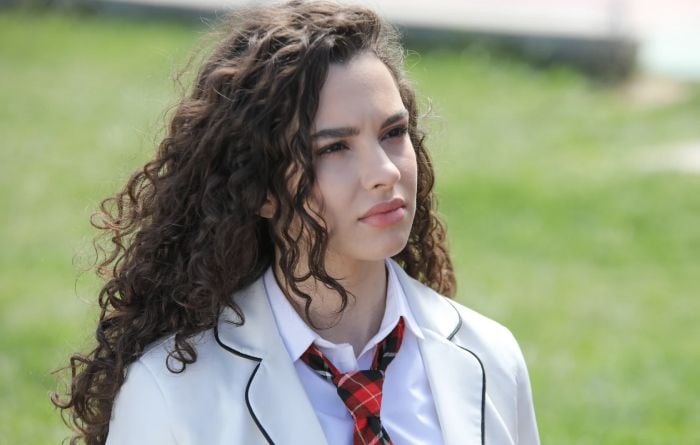 Su Burcu Yazgi Coşkun da vida a Asiye en 'Hermanos'