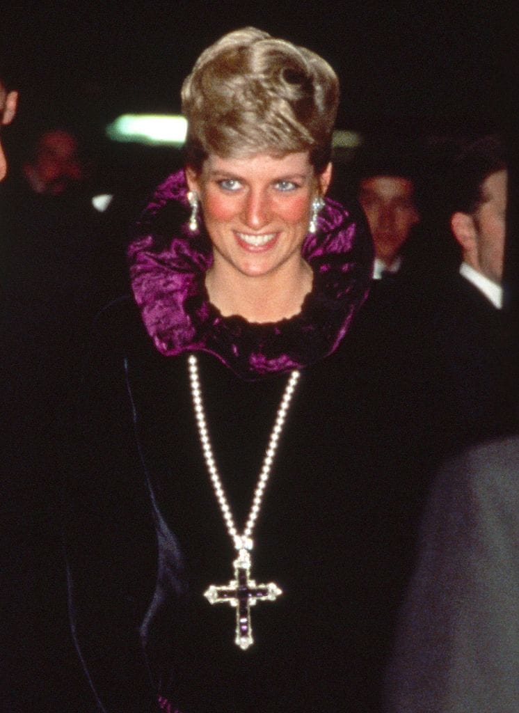 Diana de Gales con el collar cruz Attallah en 1987