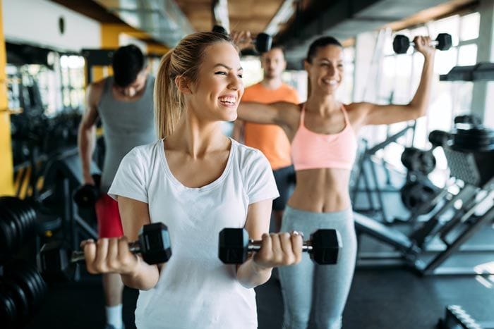 chicas haciendo ejercicio en un gimnasio