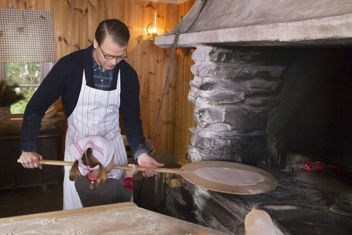 La princesa Estelle demostró desparpajo con las cámaras y pericia con el rodillo y la paleta para preparar unas ricas tortas con sus padres © Casa Real sueca
