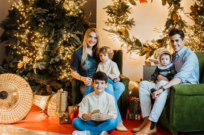 Víctor Janeiro y Beatriz Trapote con sus hijos