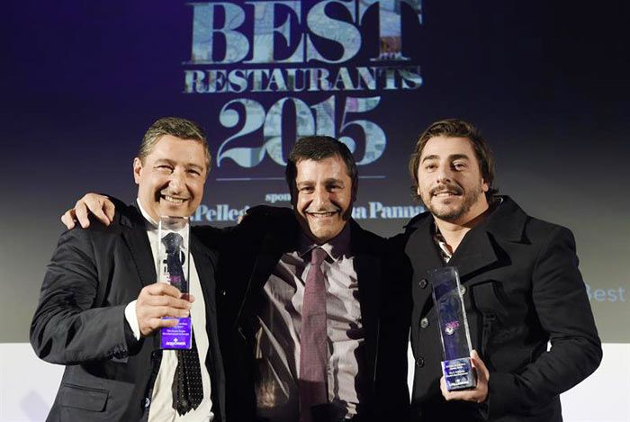 Los hermanos Roca (de izquierda a derecha, Joan, Josep y Jordi) posan felices con su premio tras la gala celebrada en Londres.
