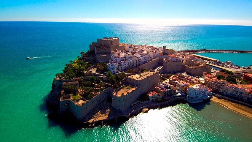 Vista aérea del casco antiguo de Peñíscola bañado por la luz del Mediterráneo